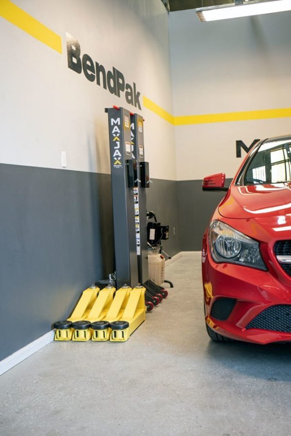 MaxJax M7K Portable Two-Post Garage Lift - Standard Package - Image 4