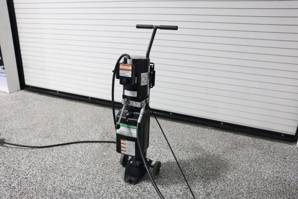 Challenger MR6 6,000 lb. Portable Mid-Rise Lift - Image 5
